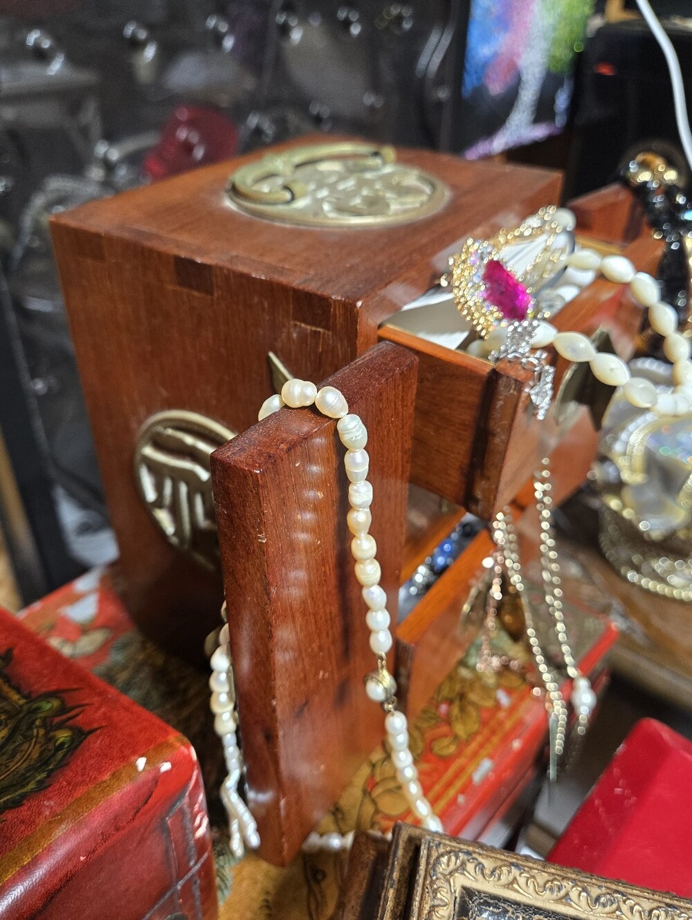 1950s ORIGINALChinese wood & brass-accented jewelry box or Tabletop Dresser - Picture 8 of 11